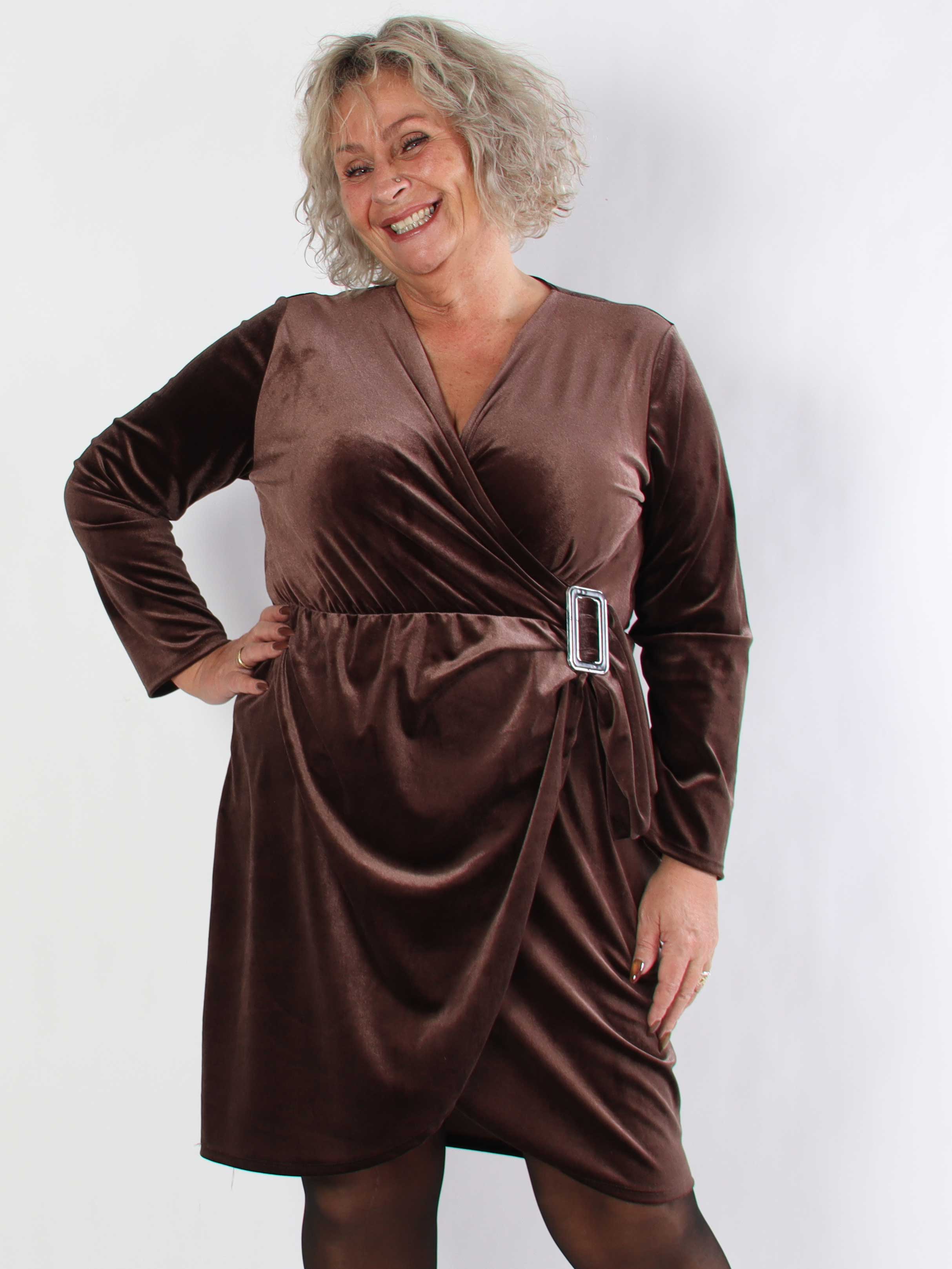 Sinda - Plus size velourkjole med slå-om effekt og spænde